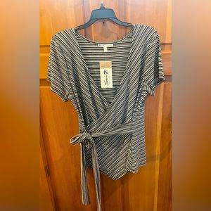 Seven7 brand women’s striped top in Large
